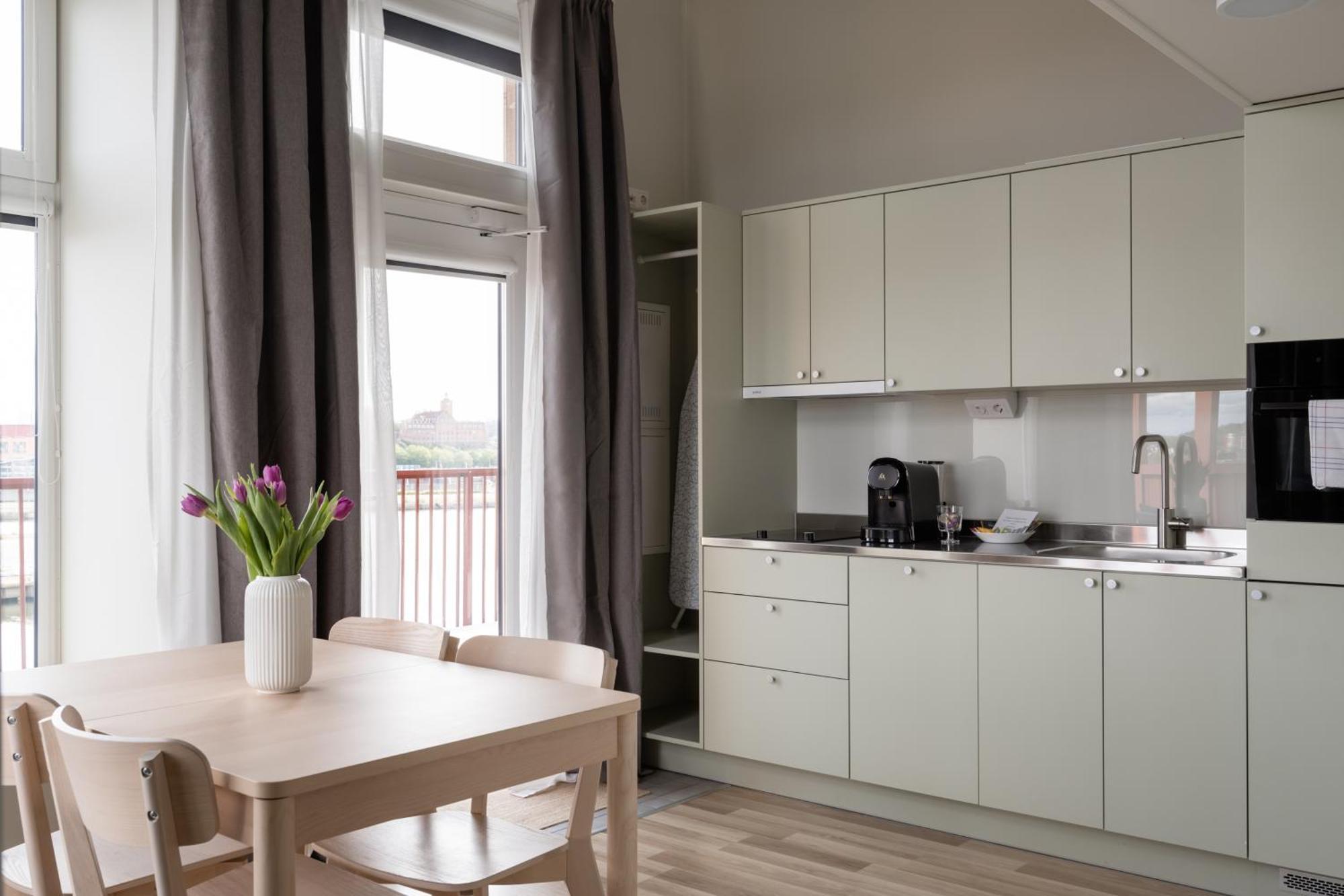 Waterfront Hotelli 4*